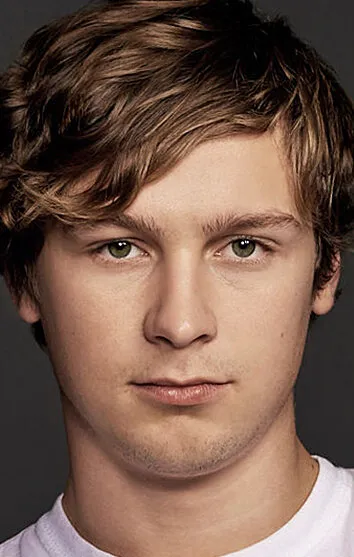 Фотография актёра Логан Миллер (Logan Miller)